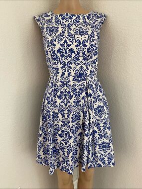 Closet White and Blue Patterned dress with 2 side pockets sz 10